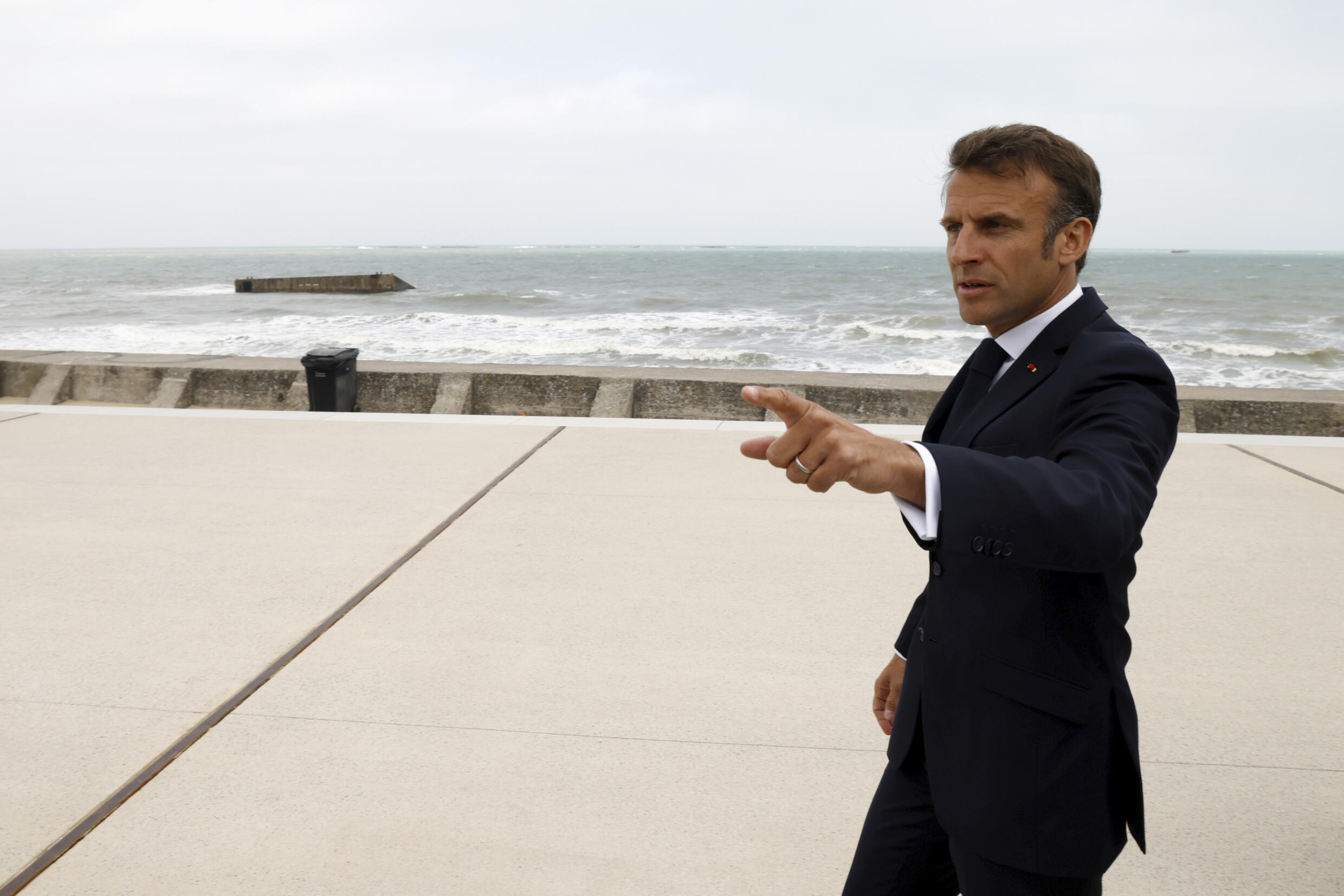 Le président français Emmanuel Macron après l'inauguration du nouveau "Dday Museum" à Arromanches, le 6 juin 2023.