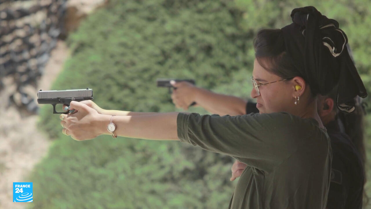 إسرائيل: السلاح بأيدي النساء