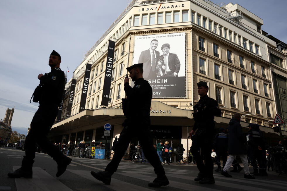 Des policiers patrouillent devant le BHV Marais à Paris, le 5 novembre 2025, jour de l’ouverture du premier espace physique du géant chinois de la mode en ligne Shein.