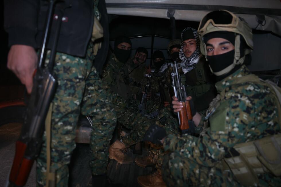 Des membres des forces de sécurité syriennes quittent Al Mastumah, dans la province d'Idleb, pour renforcer les troupes gouvernementales dans les affrontements avec les militants fidèles au dirigeant