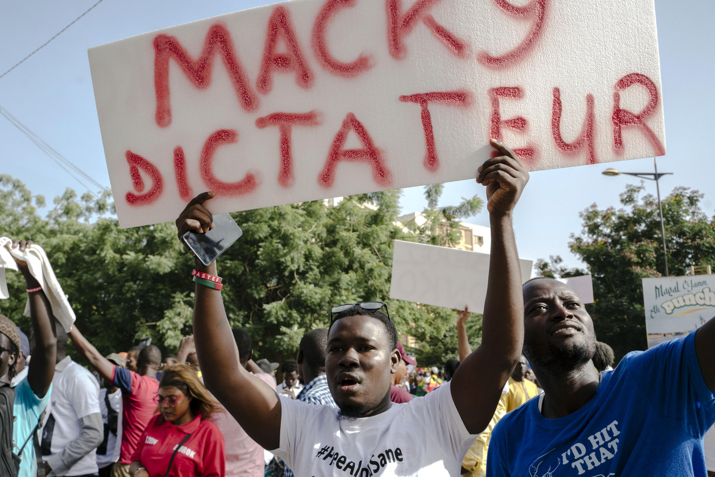 Un manifestante tilda de "dictador" al presidente de Senegal, Macky Sall, durante una protesta para demandar la liberación del líder de la oposición, Ousmane Sonko, y de los presos políticos, el 27 de octubre de 2023 en Dakar