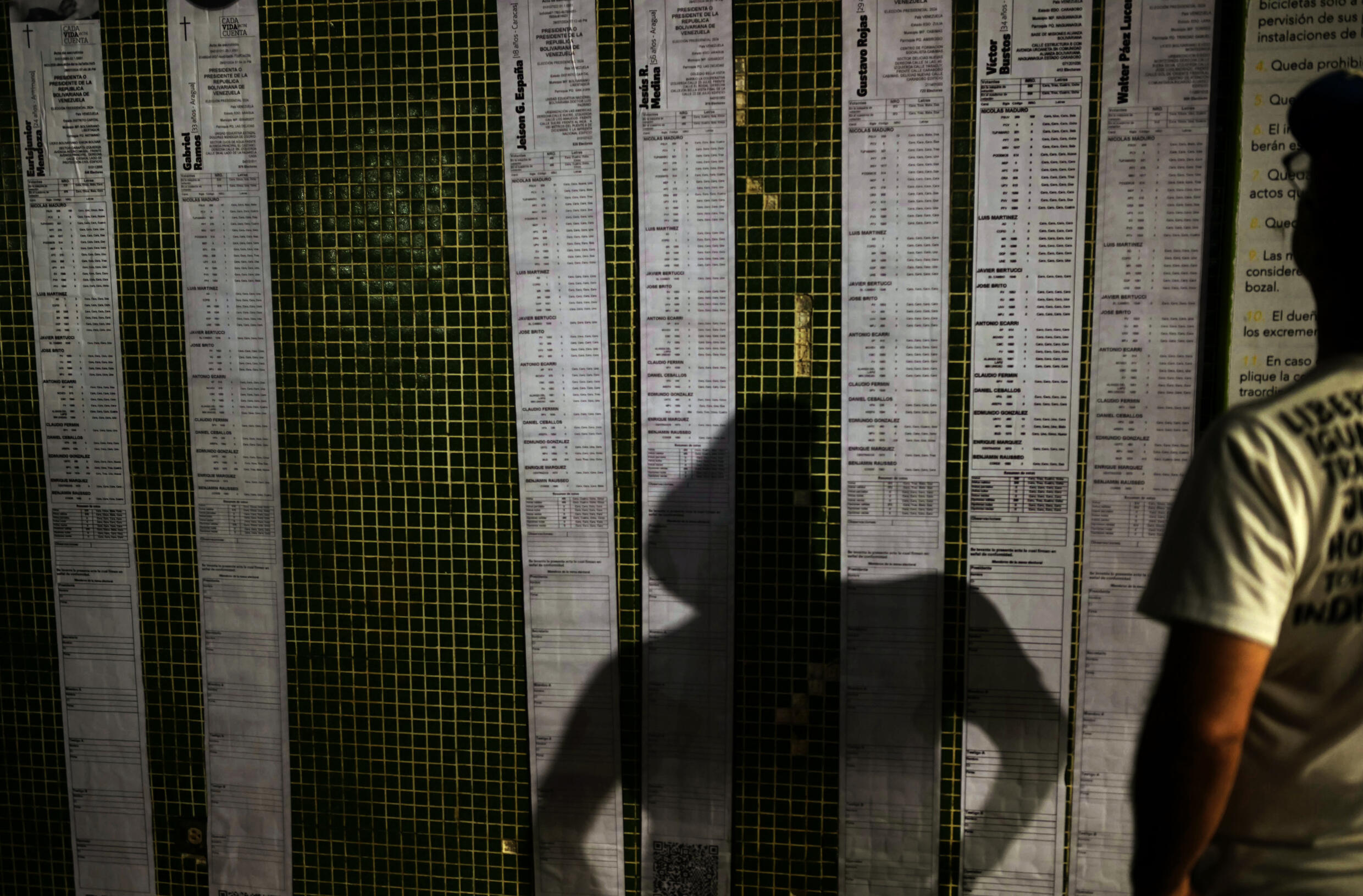 Des présumés procès-verbaux de l'élection présidentielle vénézuélienne, lors d'un rassemblement de l'opposition le 8 août 2024 à Caracas