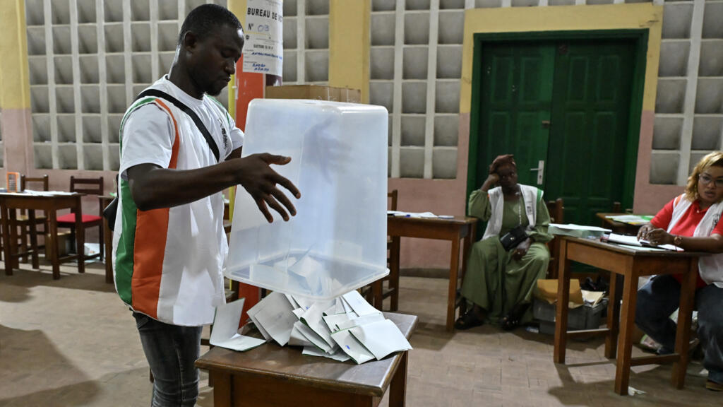 Législatives en Côte d'Ivoire : le parti au pouvoir remporte les trois quarts des sièges