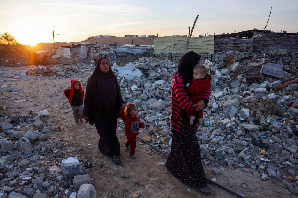 Au milieu des décombres dans un camp de déplacés dans la zone de Nahr al-Bared à Khan Younis, dans le sud de la bande de Gaza, le 9 décembre 2024.