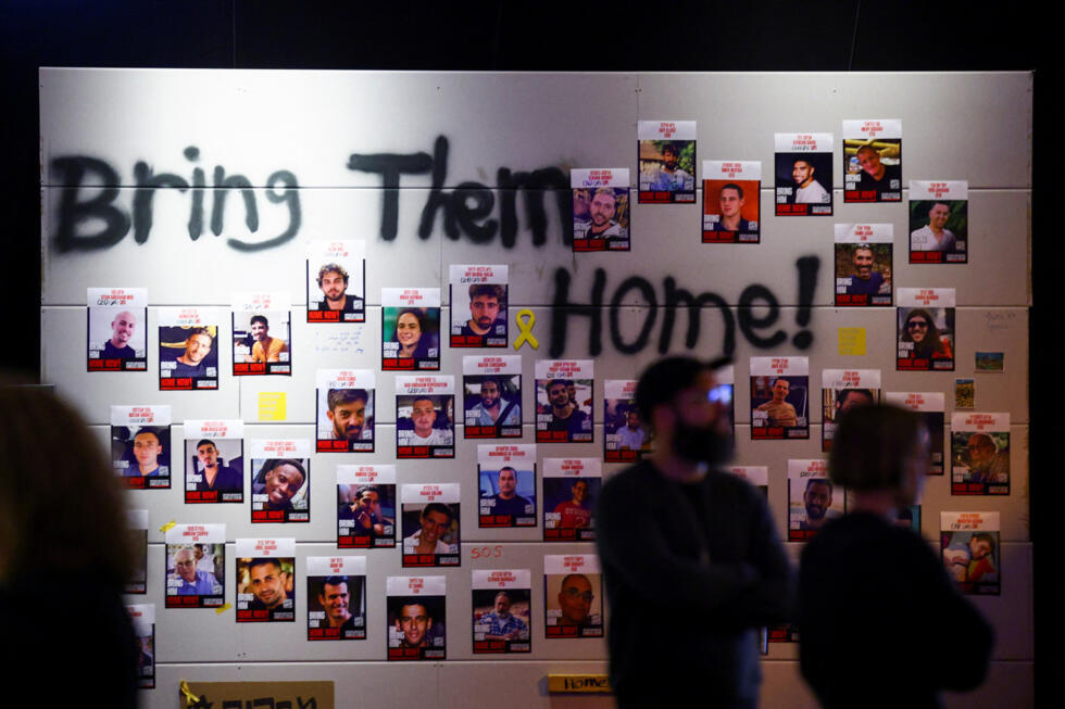 Personas junto a fotos de rehenes y un mensaje que dice: "¡Traerlos a casa!", durante la inauguración pública y el debut europeo de la "Exposición del Festival de Música Nova", una instalación conmemorativa dedicada a las víctimas del ataque de Hamás contra Israel del 7 de octubre de 2023, en el histórico Aeropuerto de Tempelhof en Berlín, Alemania, el 7 de octubre de 2025.