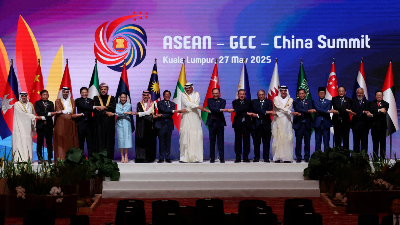 La ASEAN se reúne con China y países del golfo Pérsico en Malasia.