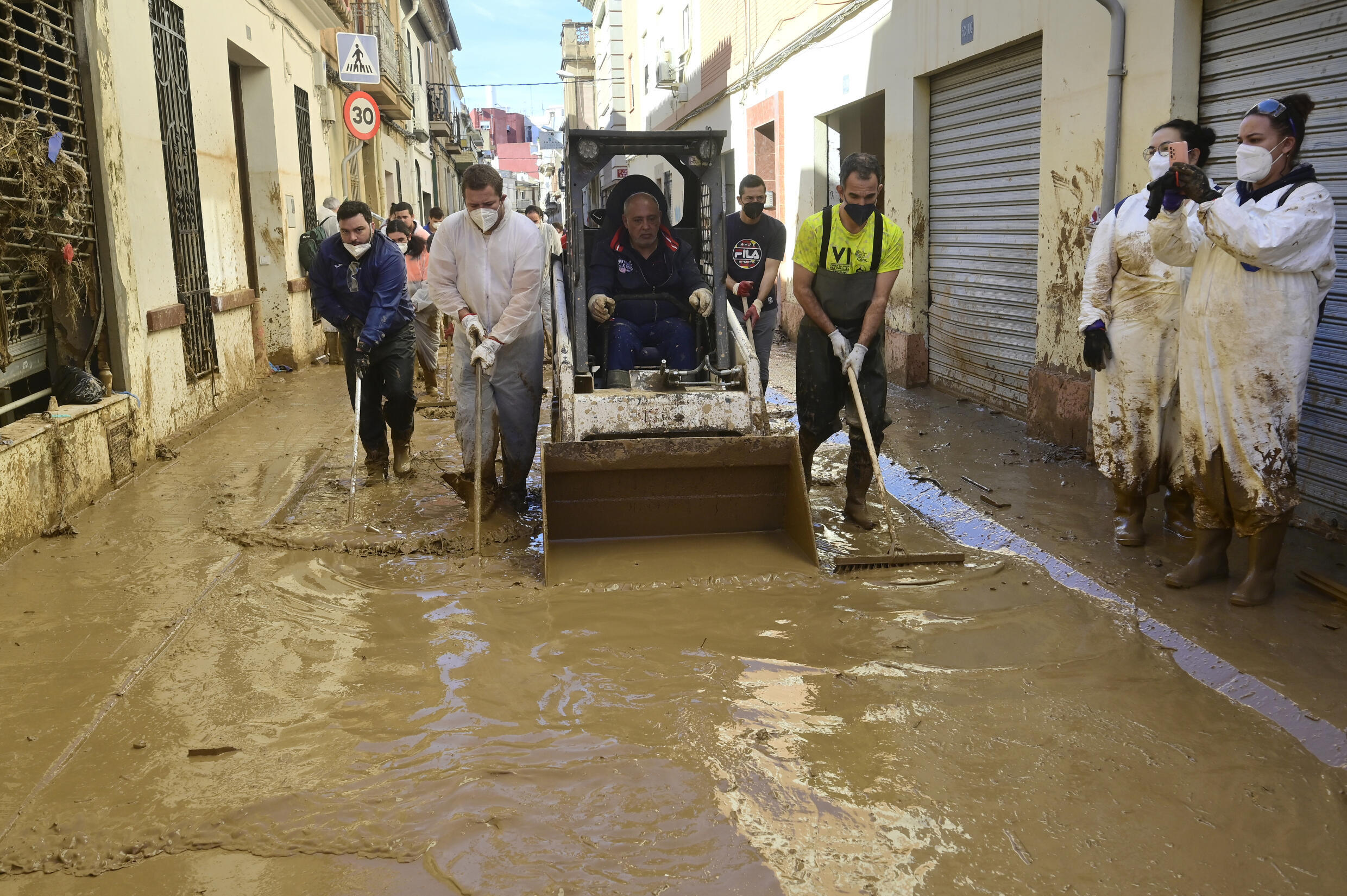 Des volontaires nettoient les rues de Paiporta après des inondations dévastatrices dans la région de Valence, le 10 novembre 2024.