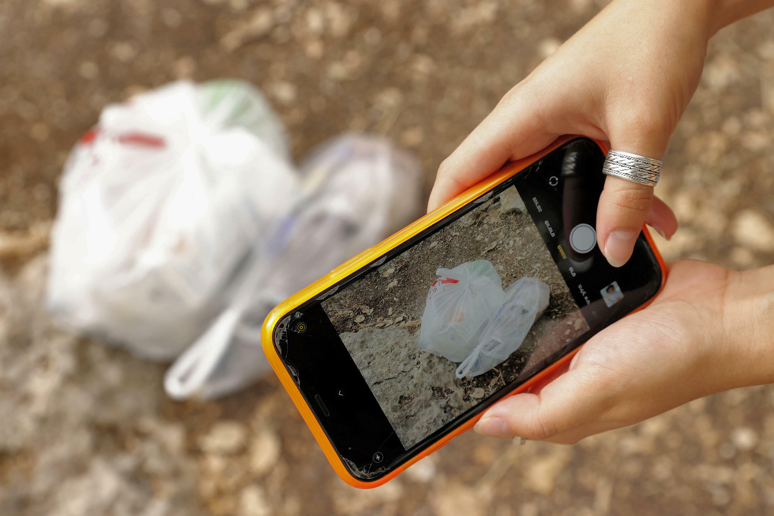 Antes de tirar sus bolsas de basura en un contenedor cercano, Ben Meir toma fotos de su recorrido diario.