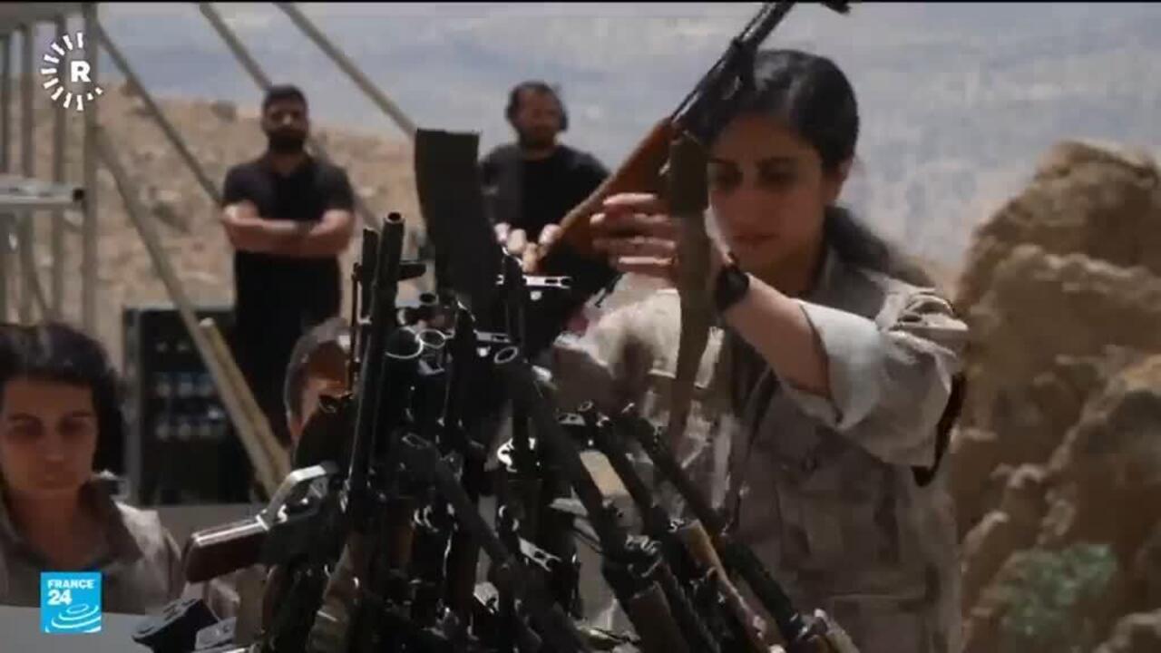 مقاتلون من حزب العمال الكردستاني يحرقون أسلحتهم بشمال العراق في خطوة رمزية أولى