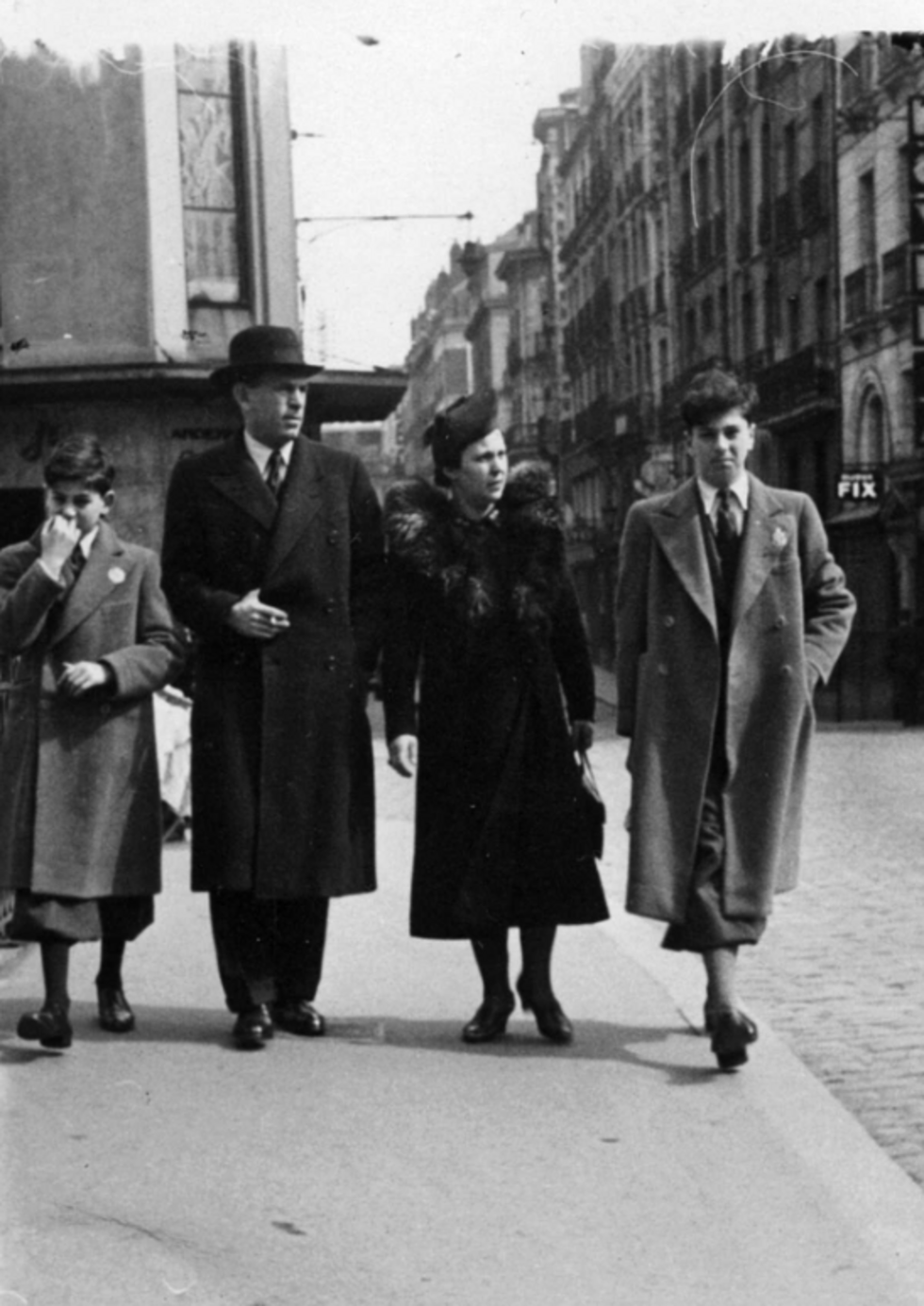 Robert Badinter (left) in Nantes with his parents and brother in 1940.
