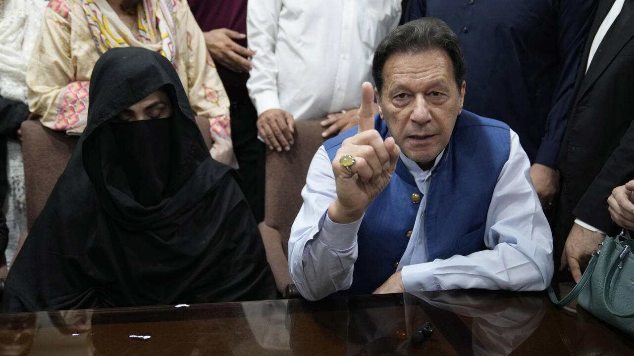 Pakistan veroordeelt ex-premier Imran Khan en zijn vrouw tot nog eens 17 jaar gevangenisstraf wegens corruptie