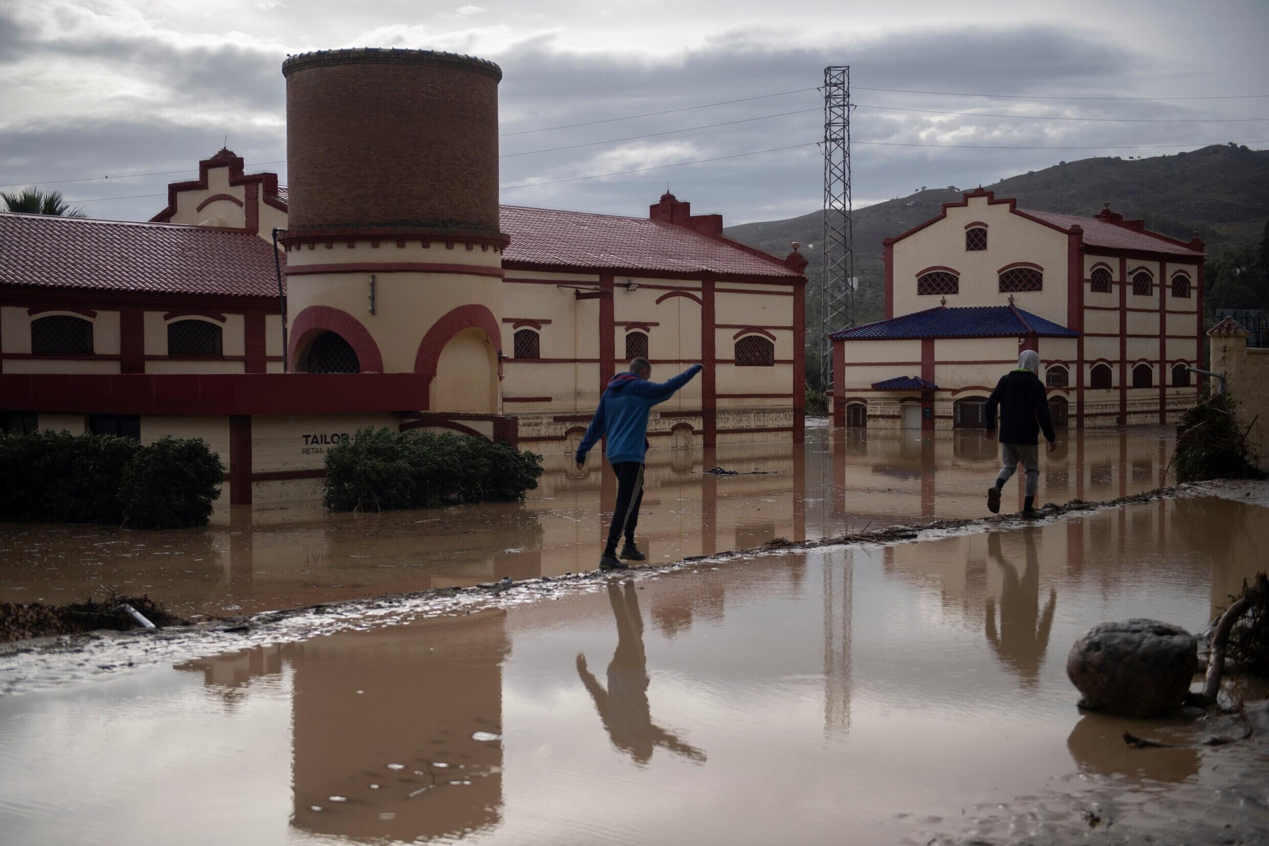 Une rue inondée à Alora, près de Malaga, après des fortes pluies dans le sud de l'Espagne, le 29 octobre 2024.