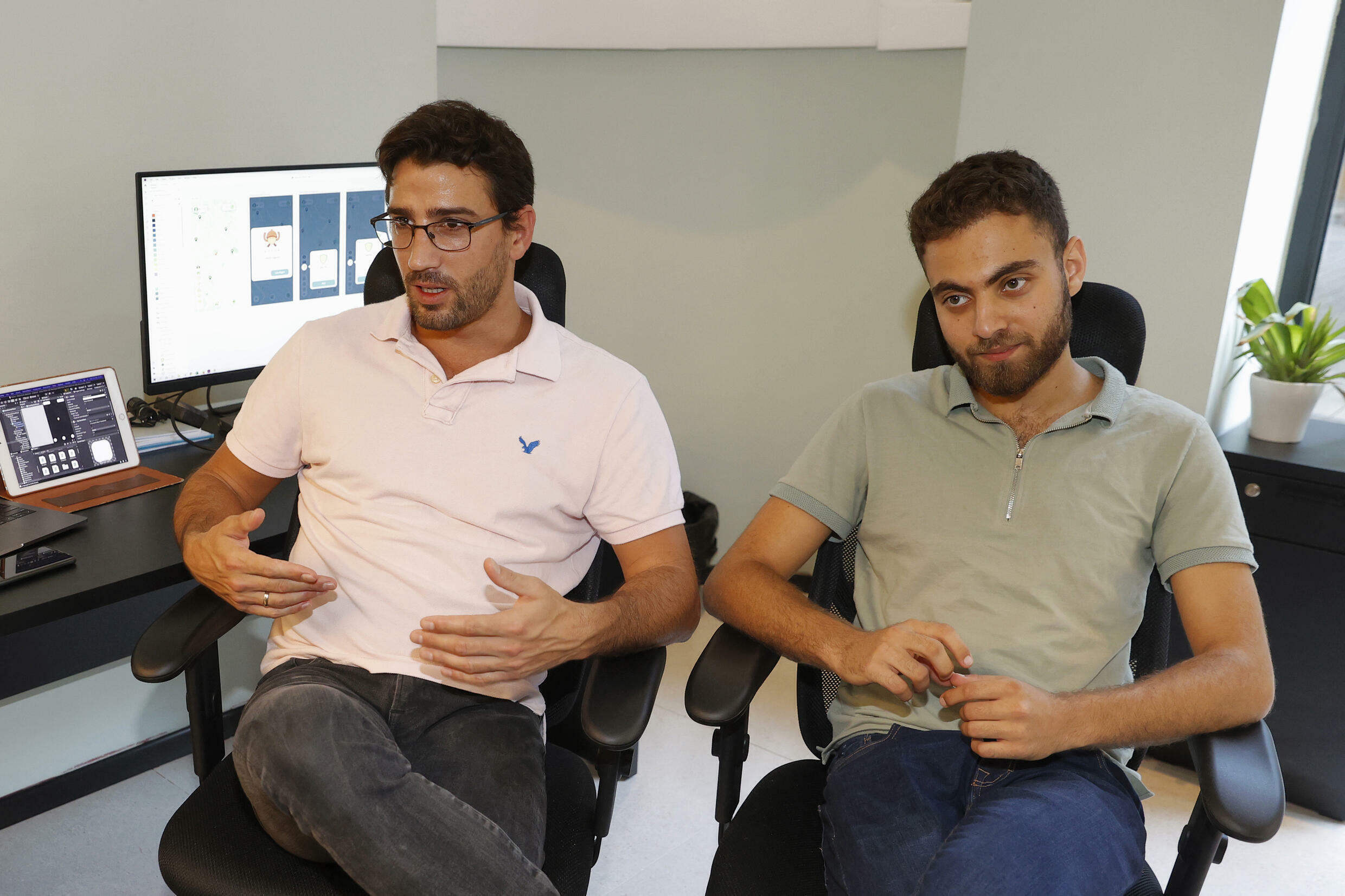 (De izquierda a derecha) Los cofundadores de Clean Coin, Adam Ran y Gal Lahat, aparecen en su oficina en la ciudad de Haifa, en el norte de Israel. La compañía dice que ya se han registrado más de 16.000 usuarios.