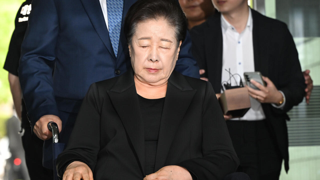 كوريا الجنوبية تبدأ محاكمة زعيمة "كنيسة التوحيد" بتهم فساد