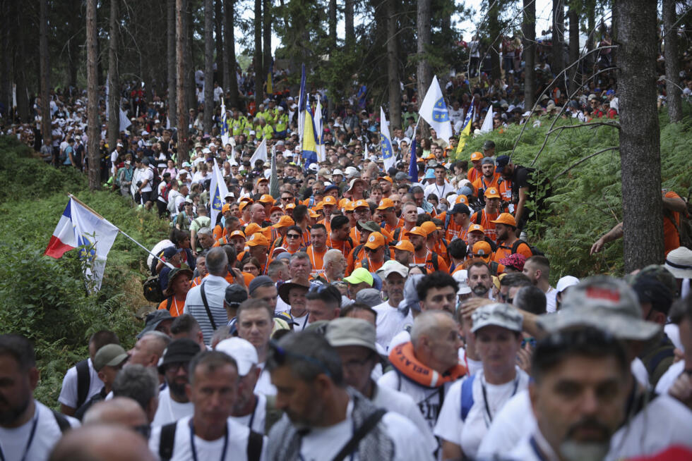 Les participants à la "Marche pour la paix" en mémoire du massacre de Srebrenica de 1995, à Nezuk, en Bosnie, le mardi 8 juillet 2025. (AP Photo/Armin Durgut)