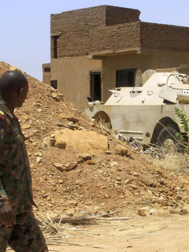 Un officier de l'armée soudanaise près d'un véhicule blindé capturé aux paramilitaires à Omdurman, le 26 mai 2025.