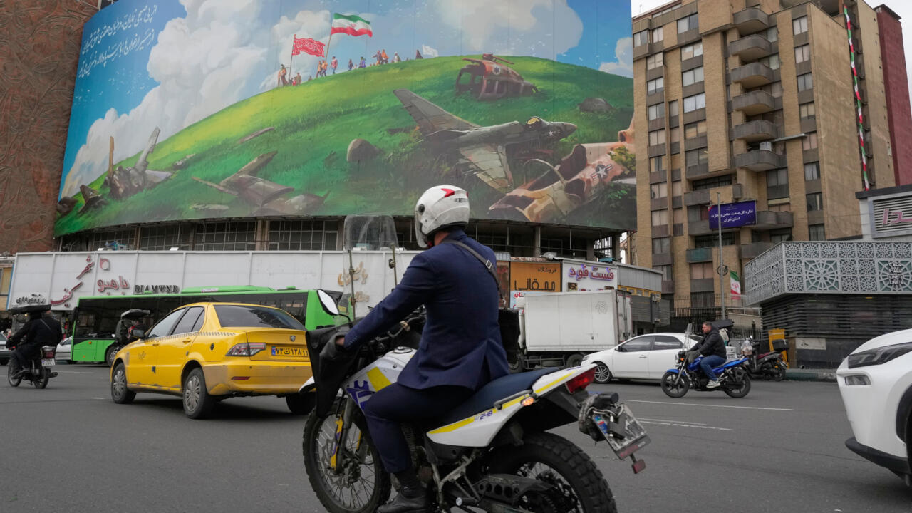 عشية ذكرى "الثورة الإسلامية"... إيرانيون يرددون هتافات مناهضة للمرشد الأعلى وللنظام الحاكم