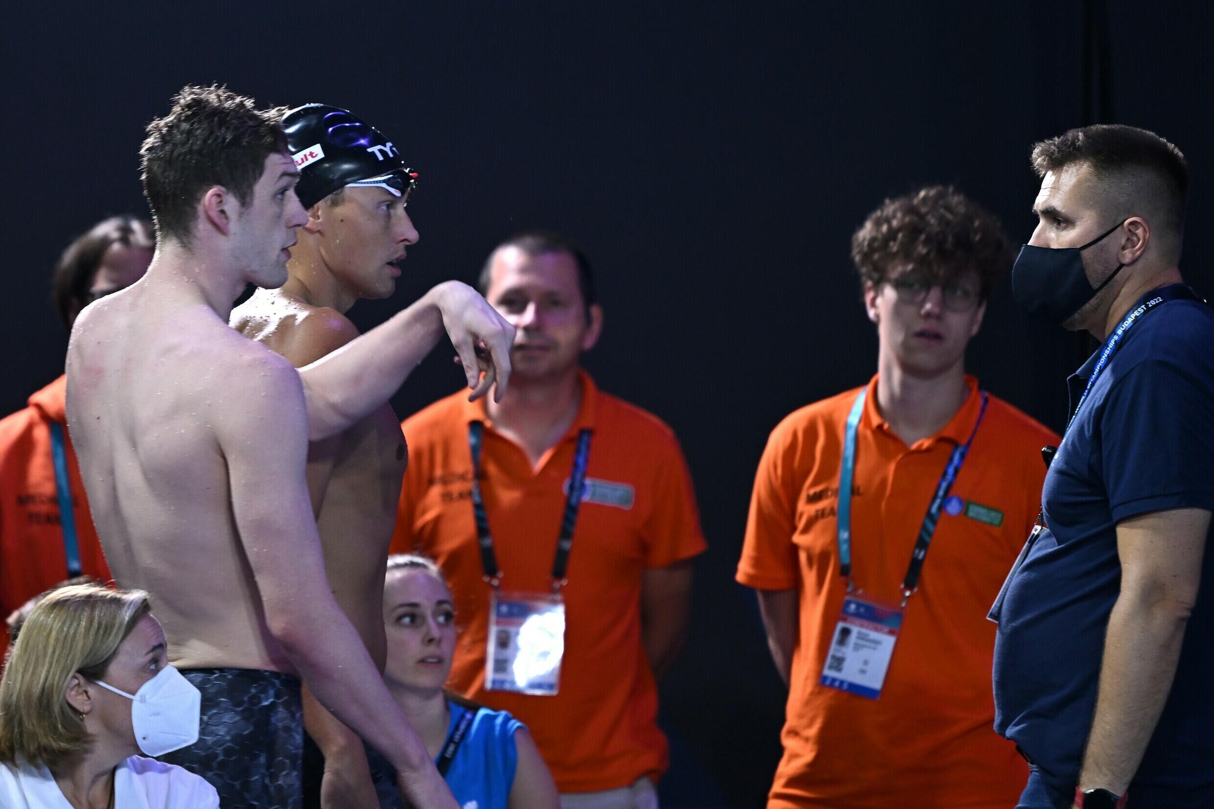 Hunter Armstrong (z lewej) i kolega z USA Justin Reese rozmawiają z sędziami po finale 50 m stylem grzbietowym mężczyzn na Mistrzostwach Świata FINA.