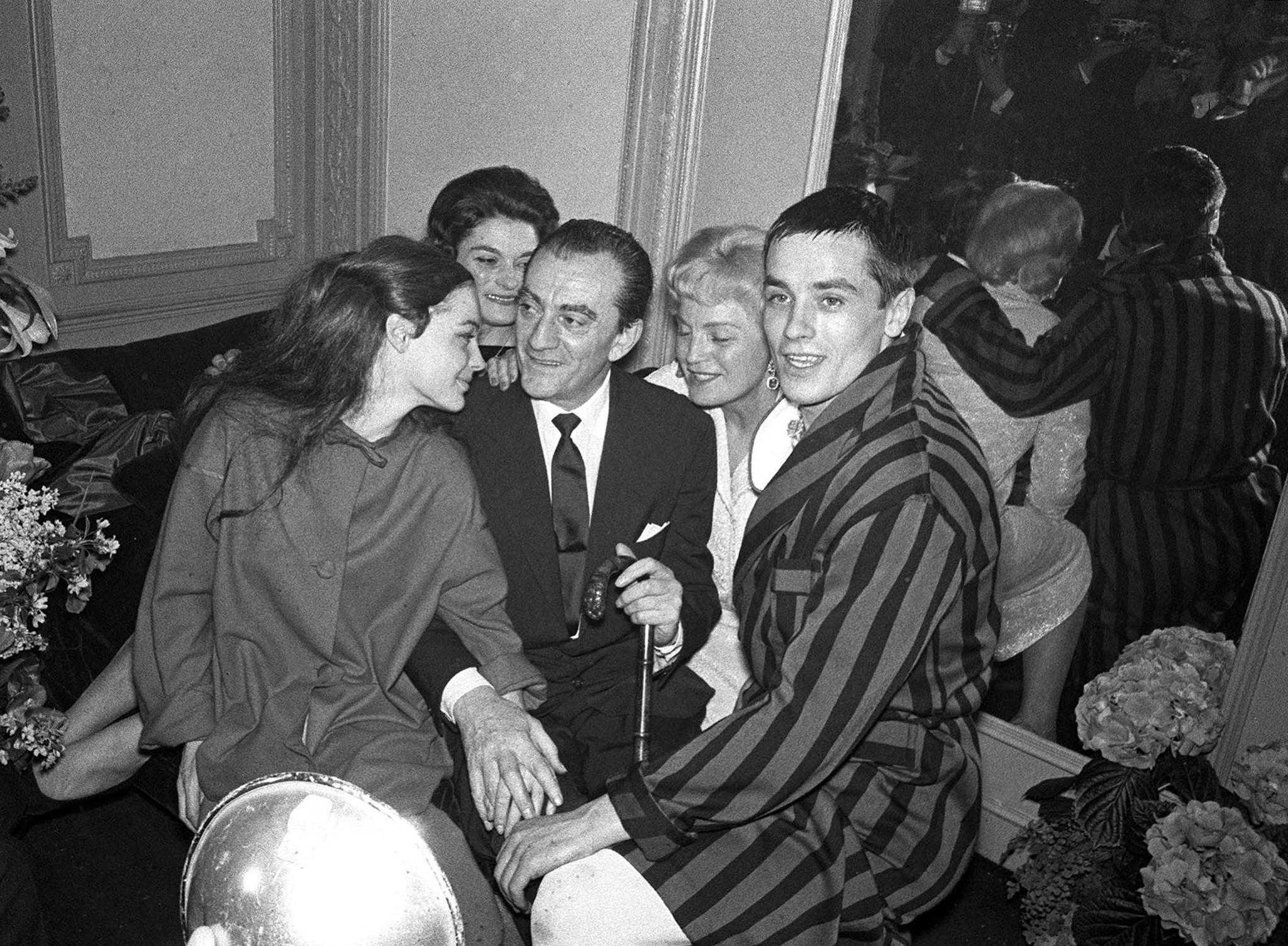 Alain Delon et Romy Schneider entourant le cinéaste italien Luchino Visconti à l’issue d’une représentation de la pièce "Dommage qu'elle soit une p...", le 30 mars 1961. (AFP) 
