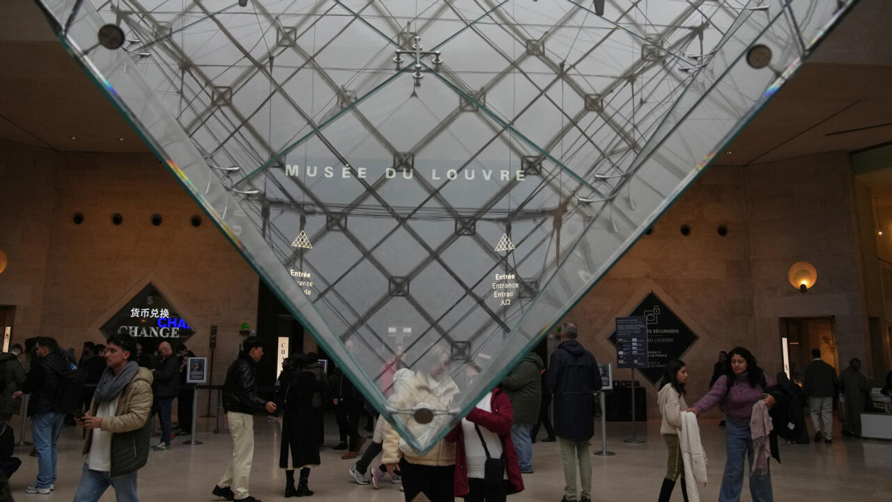 فرنسا: تسرب مياه بمتحف اللوفر يتسبب في إتلاف مئات الكتب بقسم الآثار المصرية