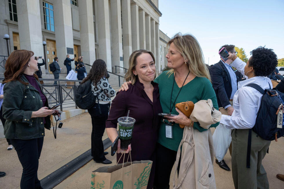 La reportera del Washington Post, Tara Copp (centro derecha), abraza a la corresponsal de NBC News, Courtney Kube, al salir del Pentágono tras entregar sus credenciales de prensa, el miércoles 15 de octubre de 2025 en Washington.