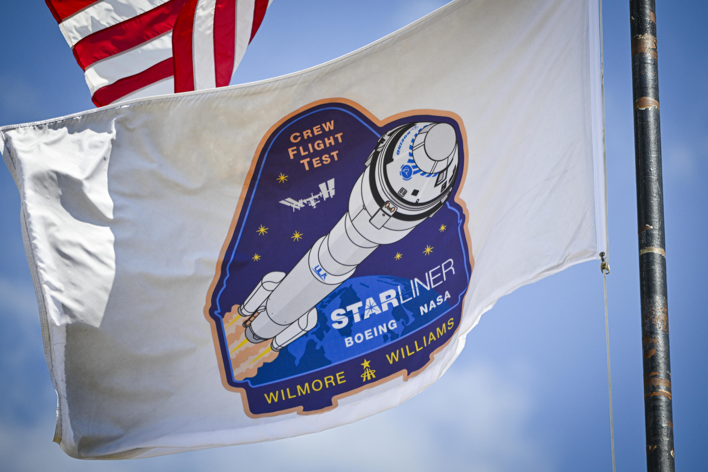 Un drapeau avec le logo de la première mission habitée du vaisseau Starliner de Boeing, à Cap Canaveral (Floride) le 3 mai.