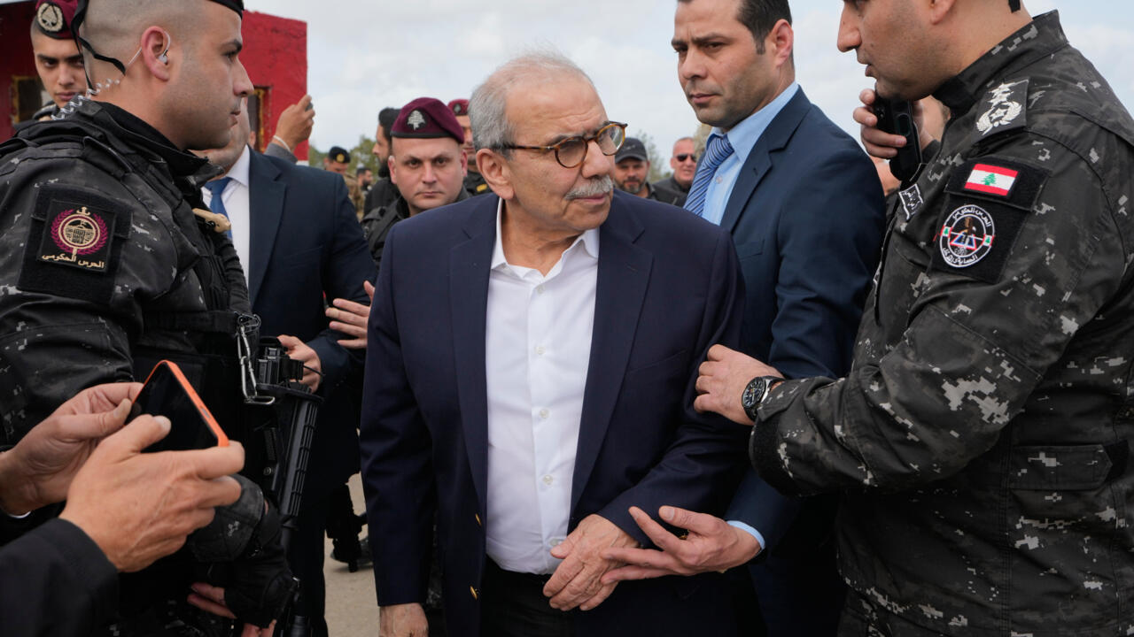 رئيس الوزراء اللبناني يزور بلدات جنوبية مدمرة ويتعهد بإعادة إعمارها