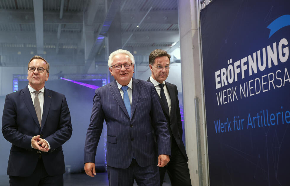 Le ministre allemand de la Défense Boris Pistorius, le PDG du groupe Rheinmetall Armin Papperger et le secrétaire général de l'Otan Mark Rutte, à Unterlüss, en Allemagne, le 27 août 2025.