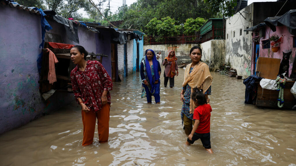 At least four killed, a hundred feared buried in landslide in India