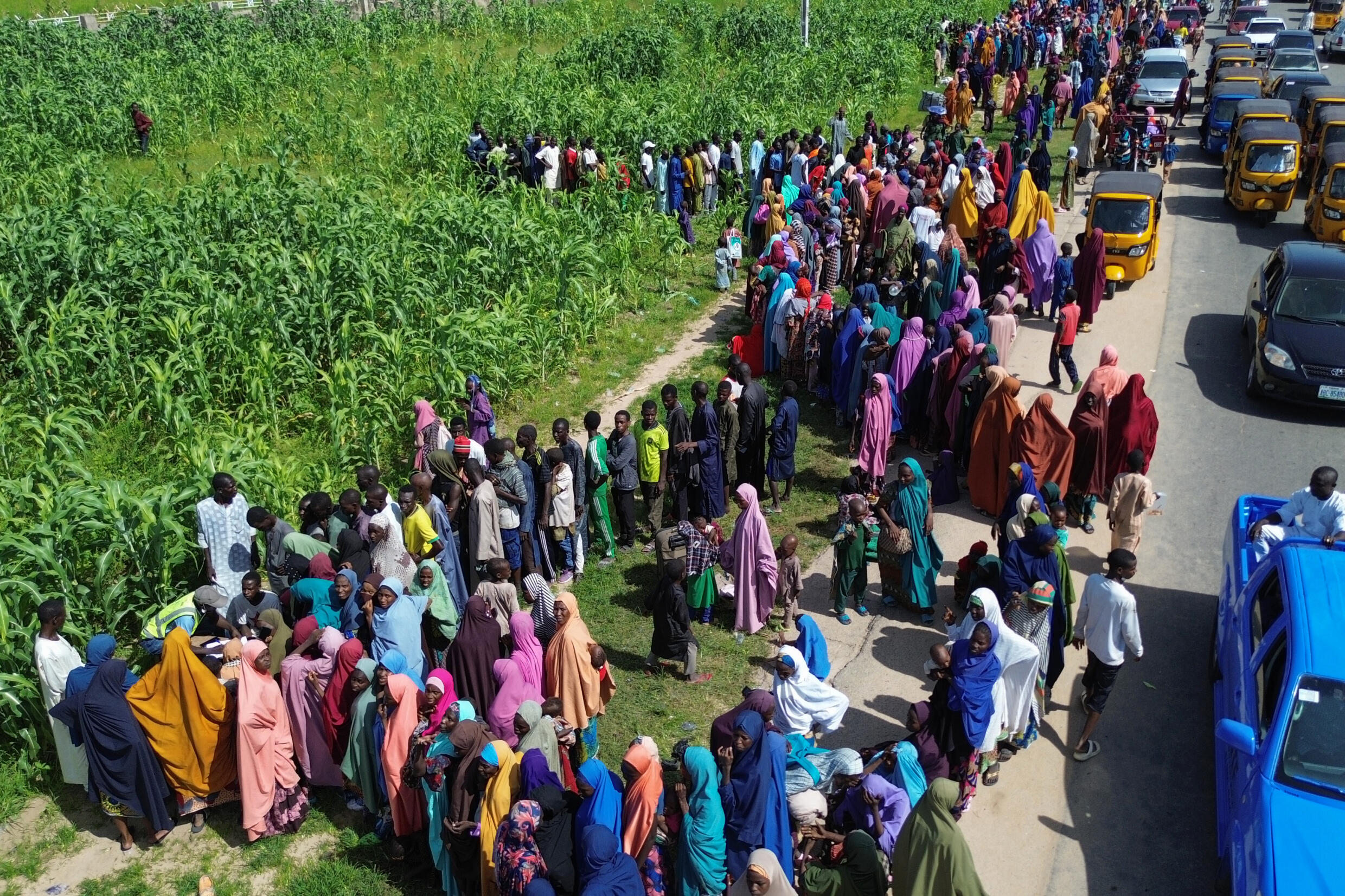 Des personnes font la queue pour donner leurs informations aux responsables de l'Agence nationale de gestion des urgences (NEMA), à Maiduguri, au Nigeria, le 10 septembre 2024