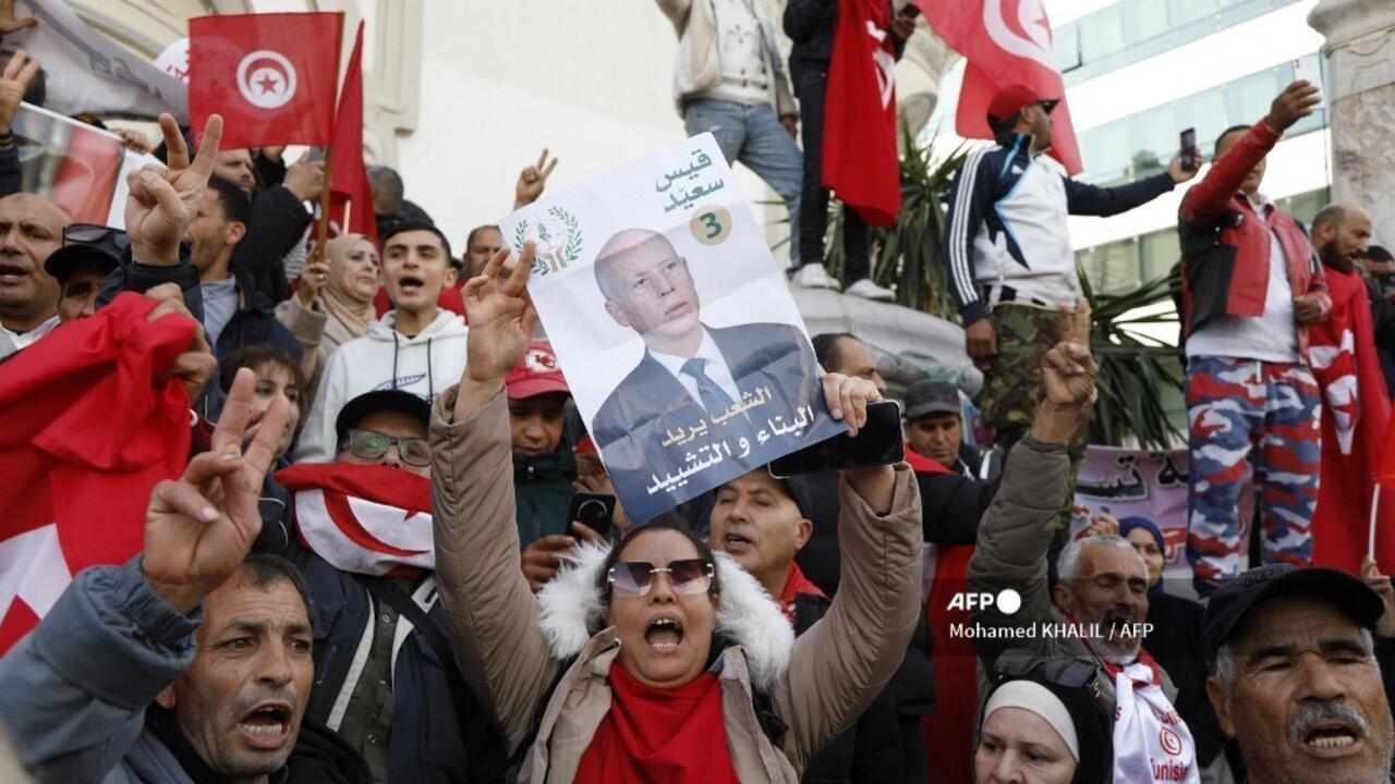 تونس: مسيرة لأنصار قيس سعيّد في ذكرى الثورة "رفضا للتدخلات الأجنية"