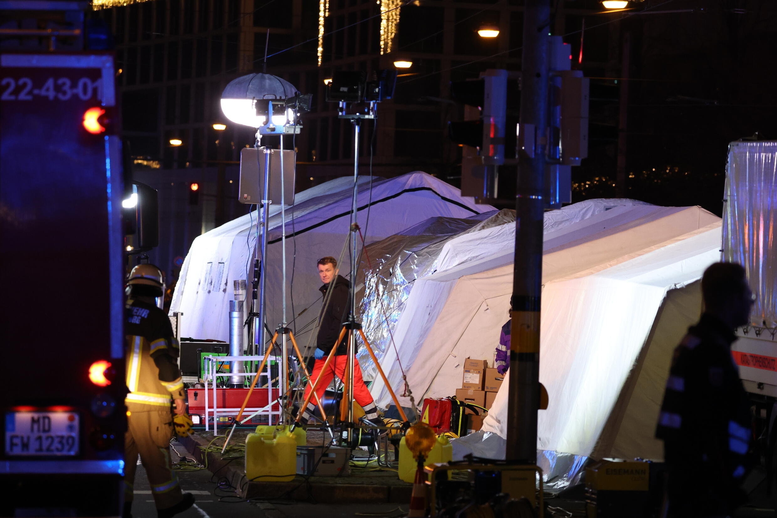 Des tentes pour soigner les blessés après un attentat sur un marché de Noël à Maddebourg le 20 décembre 2024 en Allemagne
