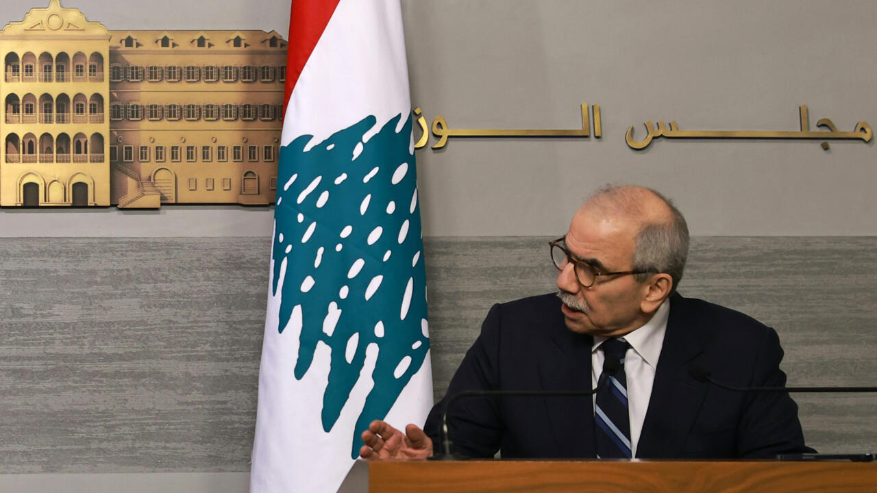 رئيس الوزراء اللبناني يعتزم إعلان مشروع قانون مصرفي طال انتظاره (مسؤول)