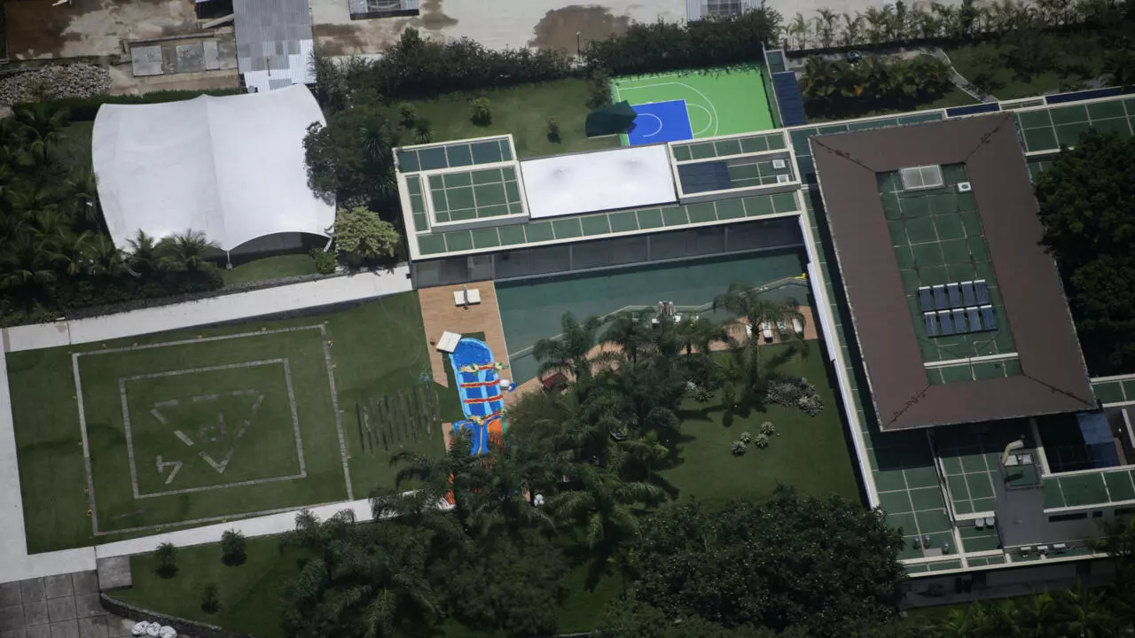 1xdfum2g2zgnlm Neymar became famous for an excellent peformance in the brazilian national team and the barcelona club. 2