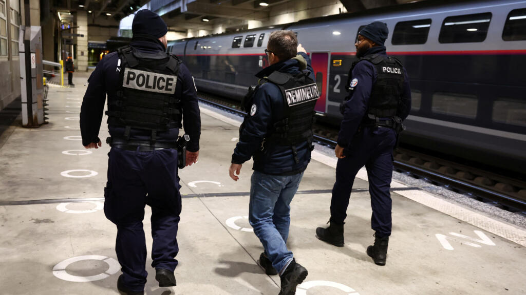 السلطات الفرنسية تعتزم نشر نحو 90 ألف شرطي بمختلف أنحاء البلاد تزامنا مع احتفالات رأس السنة
