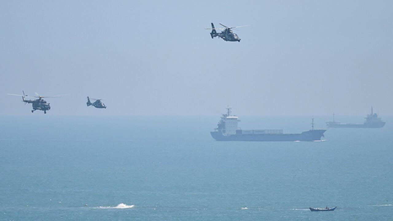 Archivo- helicópteros militares chinos sobrevuelan la isla de Pingtan, uno de los puntos más cercanos de China continental a Taiwán, en la provincia de Fujian, el 4 de agosto de 2022.