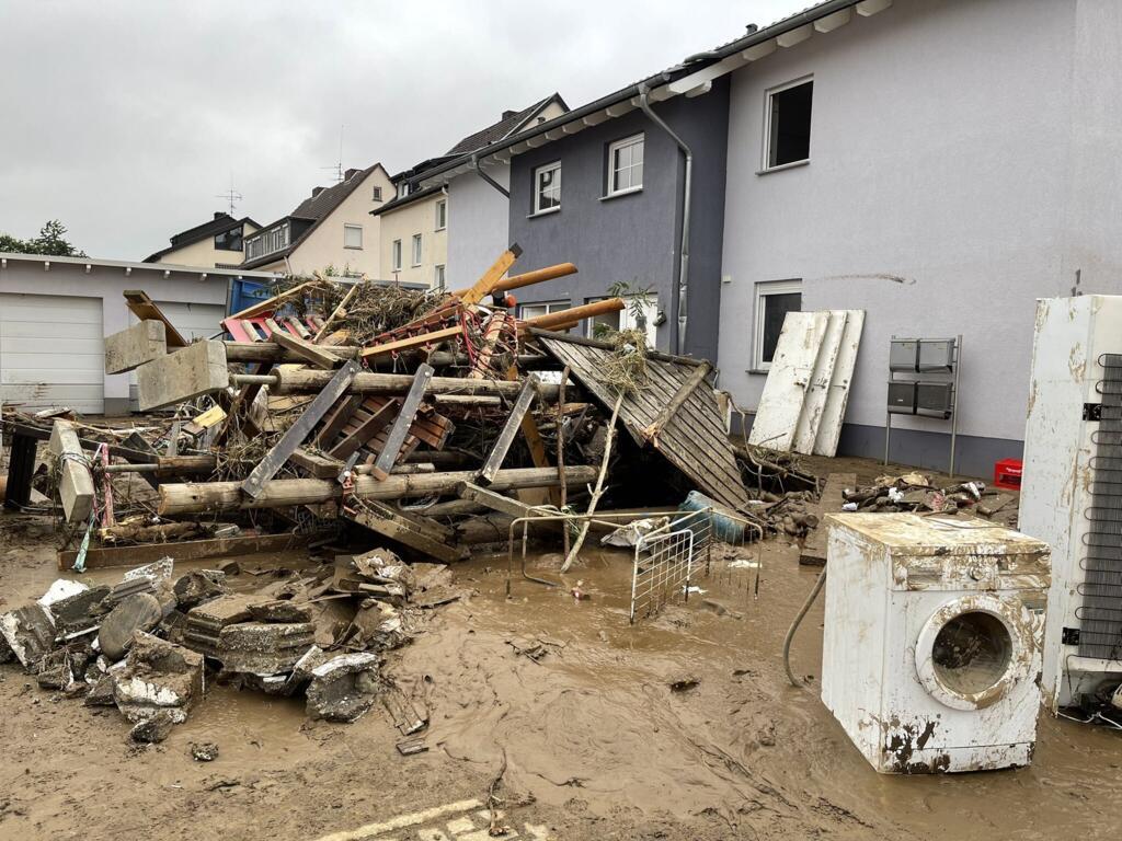 بلدة زينتسيغ غرب ألمانيا.. هنا سقط ما لا يقل عن 12 شخصا من ذوي الاحتياجات الخاصة في دار رعاية للمعاقين، عندما داهمتهم المياه وأخذت كل من في طريقها