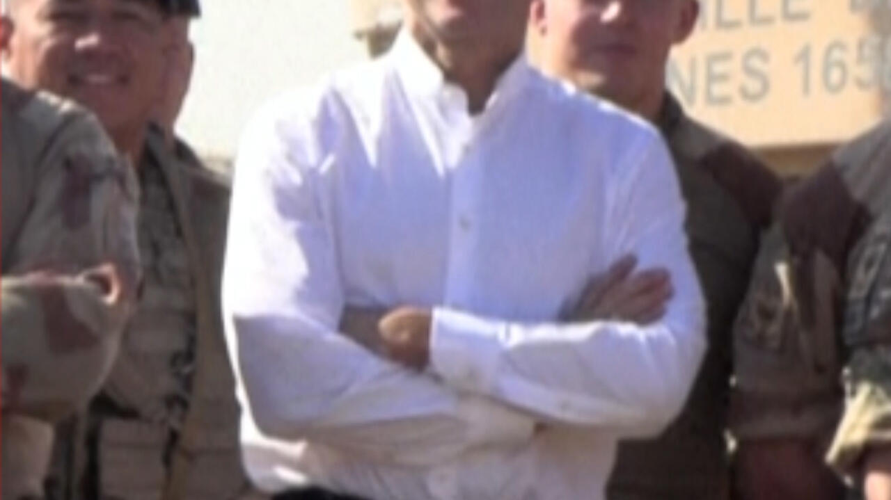 خلال زيارته إلى الإمارات.. ماكرون يعلن موافقته على بناء حاملة طائرات جديدة