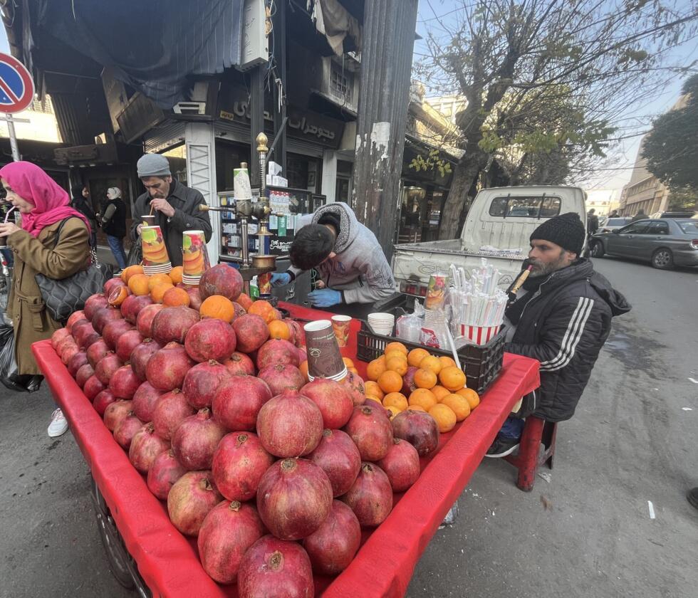Un vendeur ambulant de jus pressé d'orange et de grenade à Damas, le 14 janvier 2025.