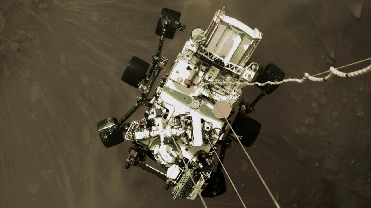 Esta foto de la NASA, publicada el 19 de febrero, muestra la etapa de descenso del rover Perseverance mientras cae a través de la atmósfera marciana.