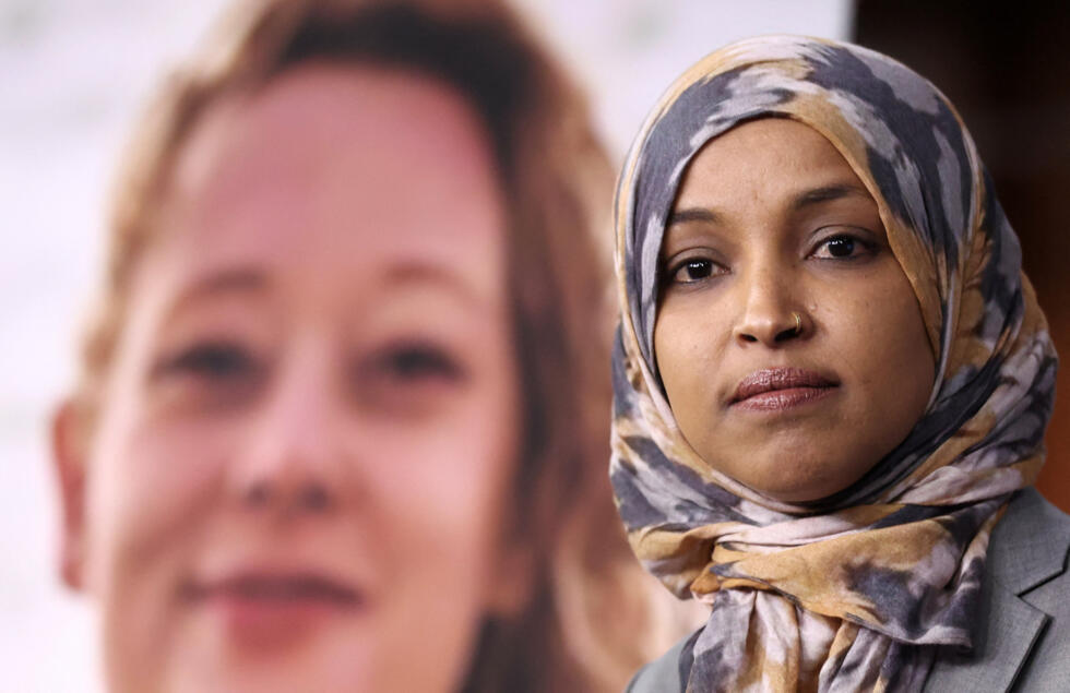 Una foto de Renee Good, la madre de tres hijos de 37 años que fue asesinada a tiros por un oficial de ICE la semana pasada, se muestra detrás de la representante demócrata Ilhan Omar (D-MN) mientras ofrece una conferencia de prensa sobre la financiación y la rendición de cuentas del Departamento de Seguridad Nacional, en el Capitolio de los EE. UU. en Washington, D.C., EE. UU., el 13 de enero de 2026.