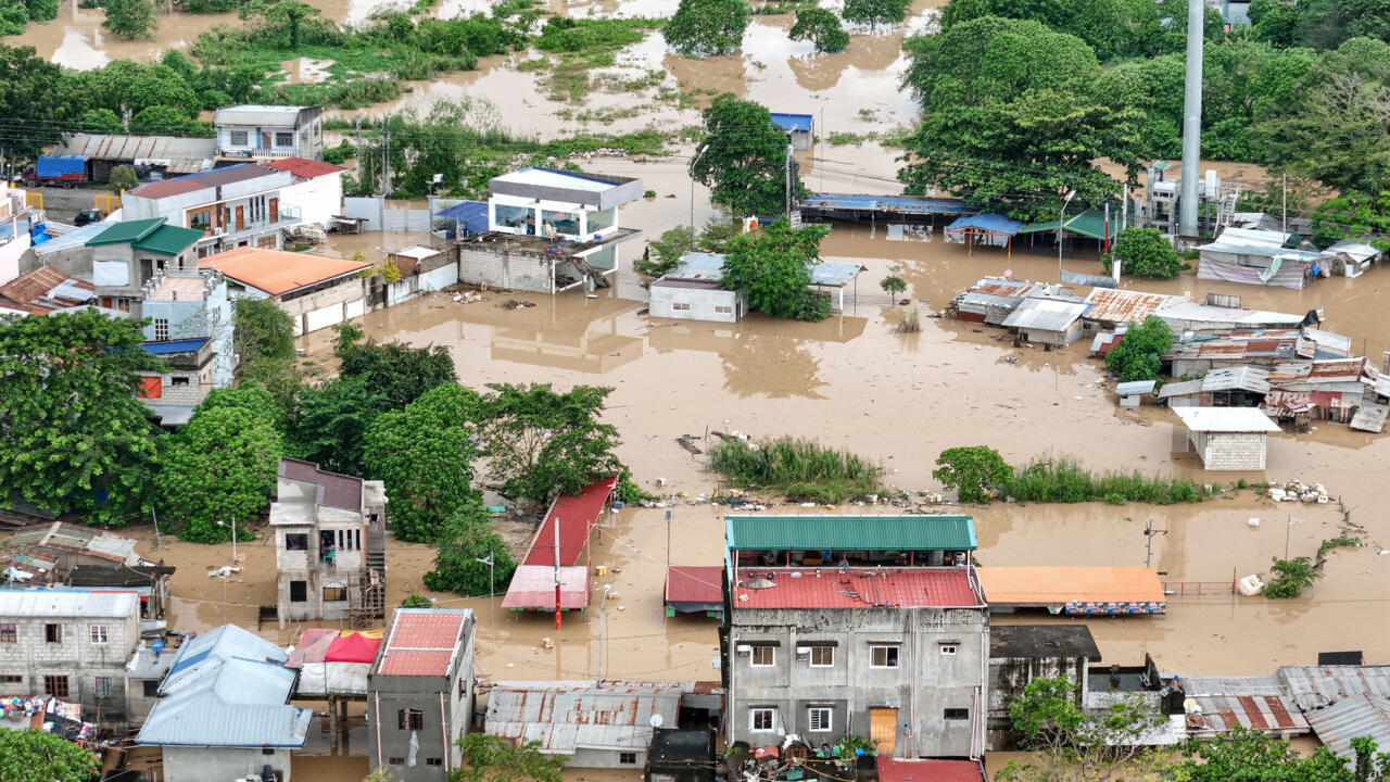 الإعصار فونغ وونغ المتجه نحو تايوان يودي بحياة 18 شخصا في الفيليبين