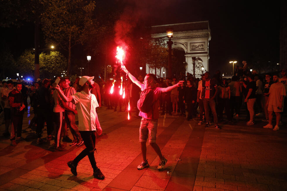 Des supporters du PSG célèbrent sur les Champs-Élysées à Paris, le 7 mai 2025, la qualification de leur équipe en finale de Ligue des champions.