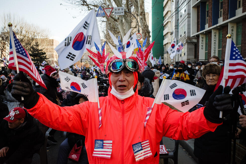 Des partisans du président sud-coréen Yoon Suk-yeol manifestent devant la Cour constitutionnelle à Séoul, le 4 février 2025.