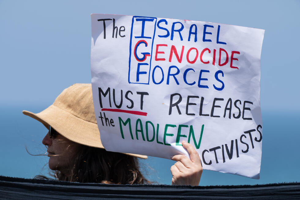 Rassemblement près du port d'Ashdod après que les forces israéliennes ont intercepté le bateau Madleen transportant de l'aide humanitaire pour Gaza, le 9 juin 2025