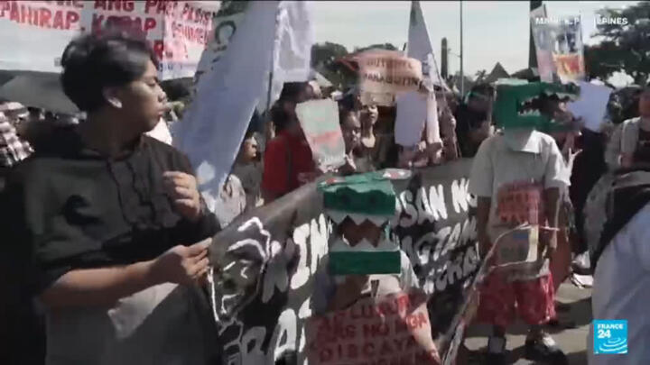 Philippines: Thousands march in Manila protesting corruption, clashing with authorities