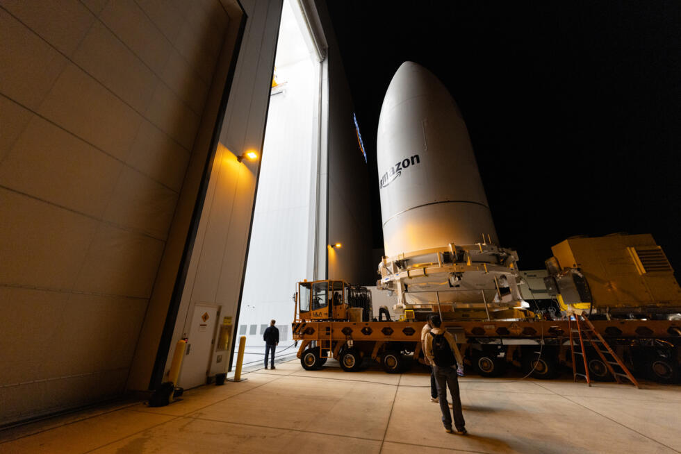 Photo diffusée par Amazon, le 2 avril 2025, montrant les satellites du projet Kuiper encapsulés dans la coiffe d'une fusée Atlas V au centre de traitement des satellites d'Amazon à Cap Canaveral, en Floride, en mars 2025