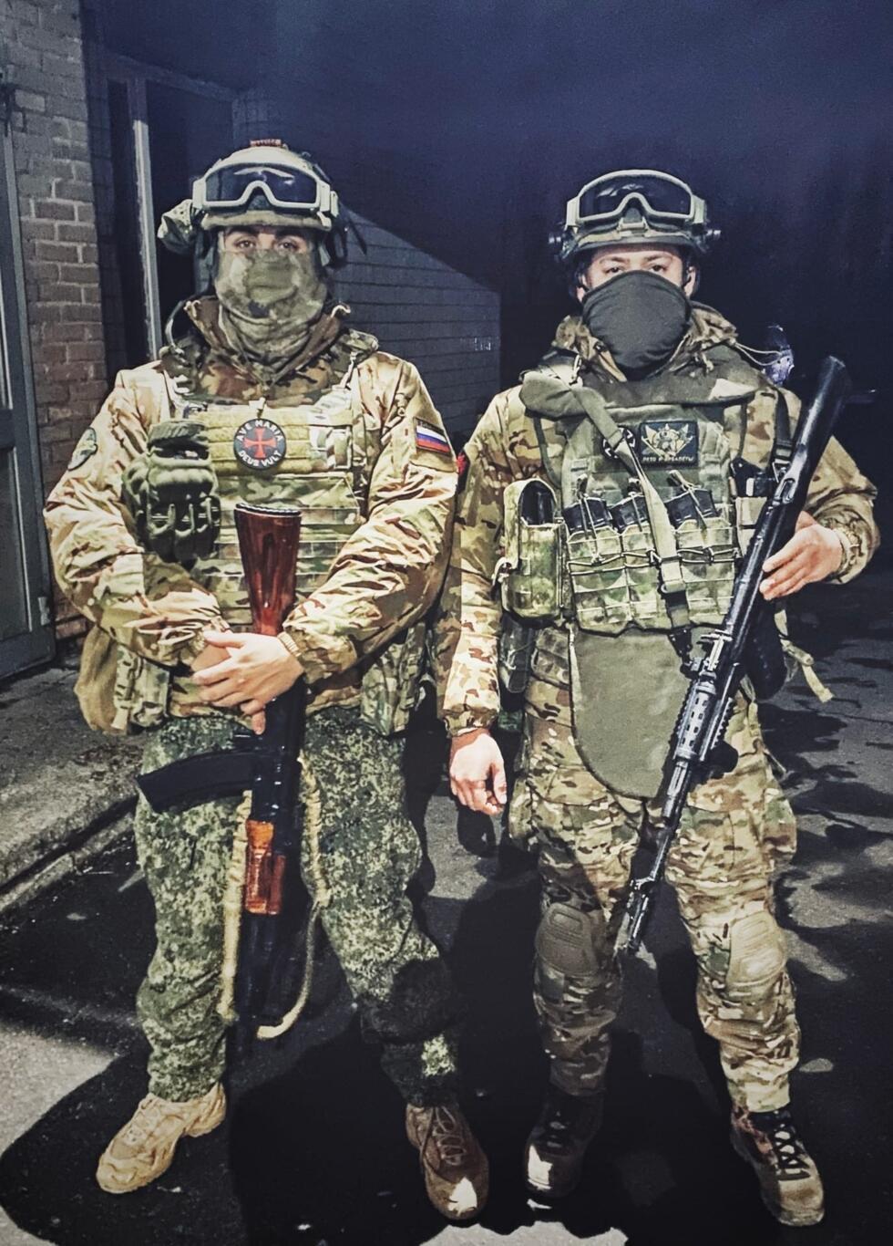 Munier (right) wears a military badge on his chest that says "Summer and crossbows” ("Лето и Арбалеты"), a reference to the Wagner group’s unofficial song.
