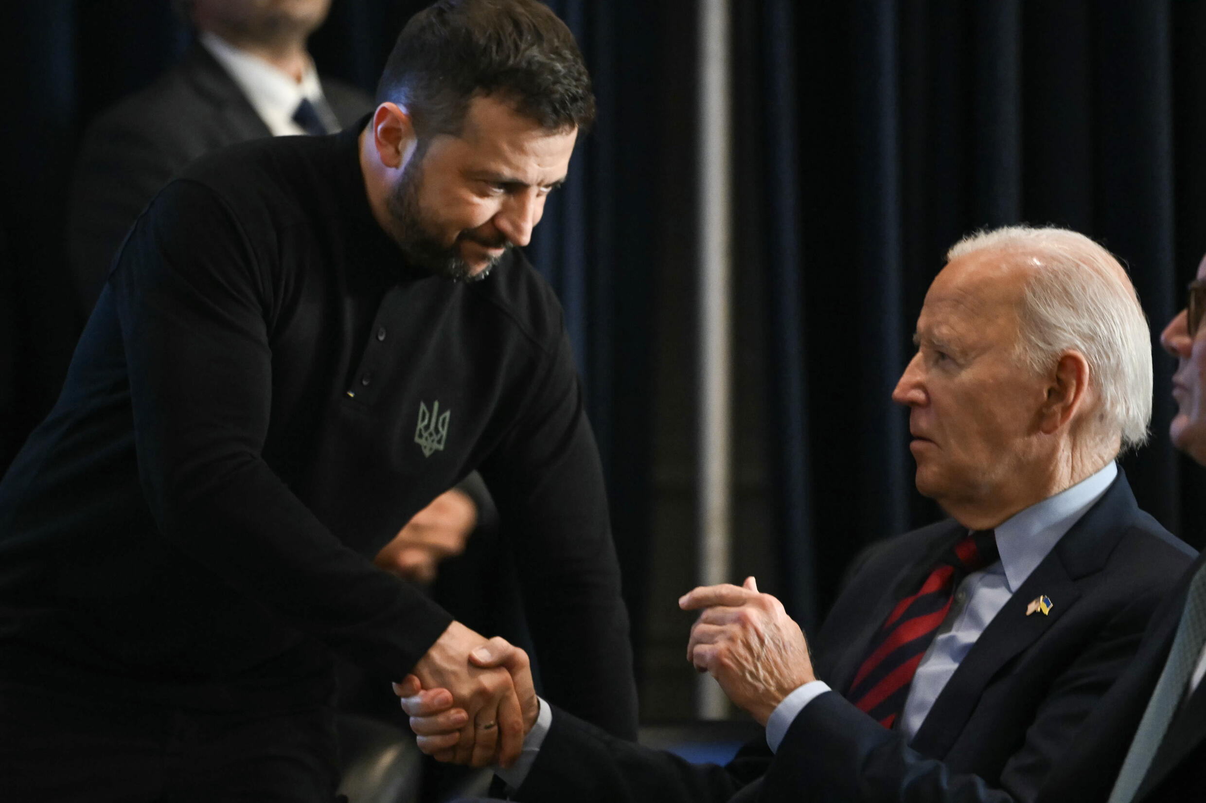 Le président ukrainien Volodymyr Zelensky serre la main de son homologue américain Joe Biden, le 25 septembre 2024 à New York.