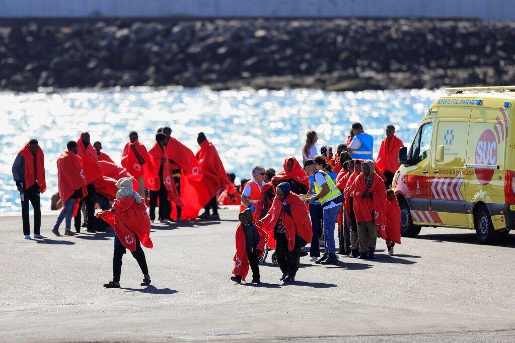 Des migrants pris en charge sur l'île de Lanzarote, aux Canaries, après avoir été secourus en mer, le 5 novembre 2024.
